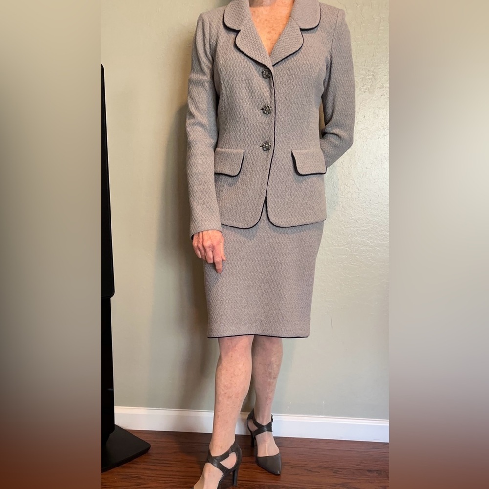 St. John Textured Gray 2-Piece Gray Suit